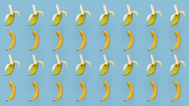 Colorful fruit pattern of fresh yellow bananas on blue background. Seamless pattern with banana. Realistic animation. 4K video motion — Stockvideo