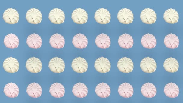 Kleurrijk patroon van roze en witte zephyr. Naadloos patroon met zephyr. Marshmallow. Bovenaanzicht. Realistische animatie. 4K video beweging — Stockvideo