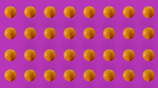 紫色の背景に新鮮なオレンジのカラフルなフルーツパターン。オレンジとシームレスなパターン。現実的なアニメーション。4Kビデオモーション — ストック動画