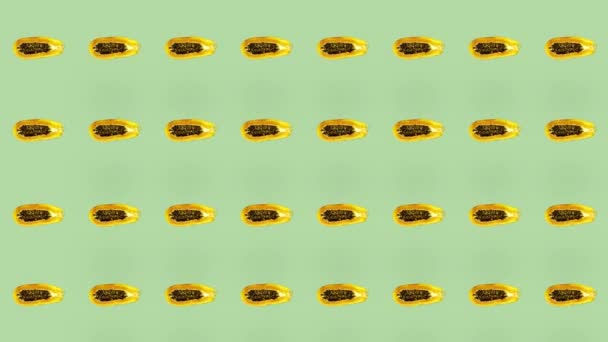 Bunte Fruchtmuster frischer Papaya auf grünem Hintergrund. Nahtloses Muster mit Papaya. Realistische Animation. 4K-Videobewegung — Stockvideo