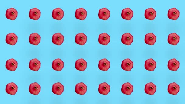 青い背景に新鮮な赤ザクロのカラフルな果物のパターン。ザクロとシームレスなパターン。最上階だ。現実的なアニメーション。4Kビデオモーション — ストック動画