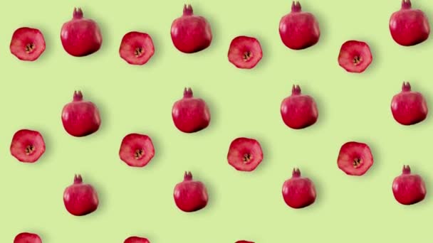 Πολύχρωμο μοτίβο φρούτων από φρέσκα κόκκινα ρόδια σε κίτρινο φόντο με σκιές. Χωρίς ραφή μοτίβο με ρόδι. Ρεαλιστική κίνηση. 4K κίνηση βίντεο — Αρχείο Βίντεο
