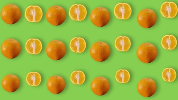 Kleurrijk fruitpatroon van fris oranje op groene achtergrond met schaduwen. Naadloos patroon met oranje gesneden. Realistische animatie. 4K video beweging — Stockvideo