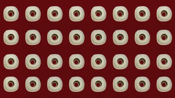赤い背景に隔離された白いトイレットペーパーのロールのカラフルなパターン。トイレットペーパーでシームレスなパターン。最上階だ。現実的なアニメーション。4Kビデオモーション — ストック動画