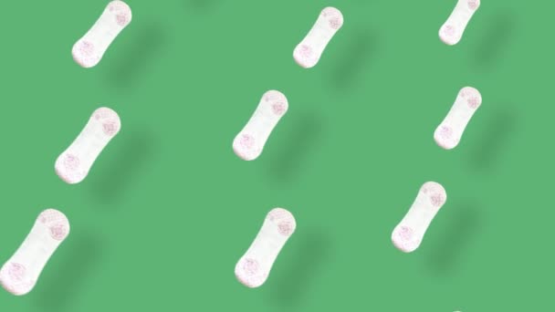 Színes minta a napi nők egészségügyi betétek zöld háttérrel árnyékok. Zökkenőmentes minta menstruációs párnával. Első látásra. Reális animáció. 4K videó mozgás — Stock videók