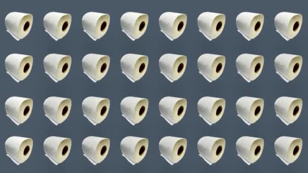 Kleurrijk patroon van rollen van een wit toiletpapier geïsoleerd op grijze achtergrond. Naadloos patroon met toiletpapier. Bovenaanzicht. Realistische animatie. 4K video beweging — Stockvideo
