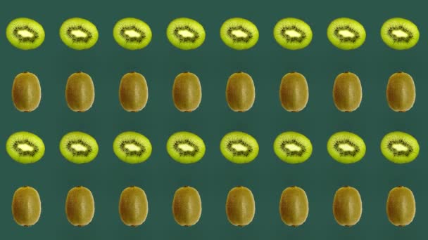 緑の背景に新鮮なキウイのカラフルなフルーツパターン。キウイスライスとシームレスなパターン。現実的なアニメーション。4Kビデオモーション — ストック動画
