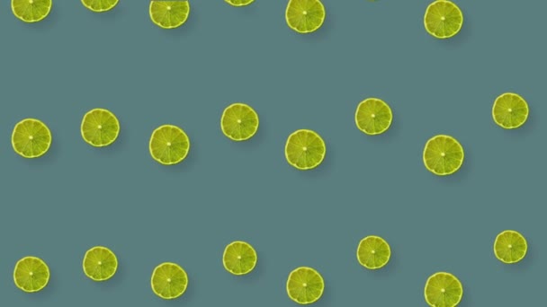 Modèle de citrons verts répétés sur fond coloré. Vue de dessus. Minimal concept d'été de fruits tropicaux. Modèle sans couture avec des tranches de citron vert. Animation réaliste. Mouvement vidéo 4K — Video