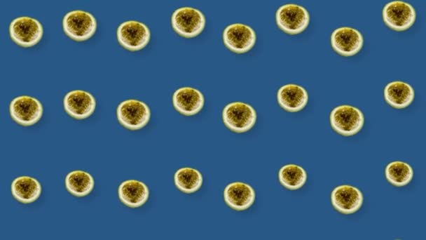 Kleurrijk fruitpatroon van vers passievrucht op blauwe achtergrond met schaduwen. Naadloos patroon met passievrucht. Realistische animatie. 4K video beweging — Stockvideo