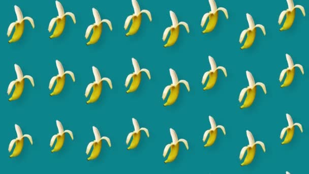 Fantasia di frutta colorata di banane gialle fresche su sfondo verde. Modello senza cuciture con banana. Animazione realistica. Movimento video 4K — Video Stock