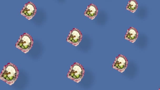 Patrón colorido de rollos de sushi japonés sobre fondo azul con sombras. Patrón sin costuras con sushi. Vista superior. Animación realista. Movimiento de vídeo 4K — Vídeos de Stock