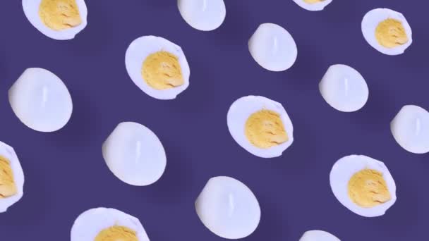 Patrón colorido de huevos de pollo sobre fondo violeta con sombras. Patrón sin costura con huevo. Vista superior. Animación realista. Movimiento de vídeo 4K — Vídeo de stock