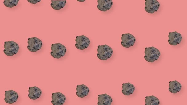 Patrón colorido de galletas fritas de chocolate fresco sobre fondo rosa. Patrón sin costuras con cookie. Vista superior. Animación realista. Movimiento de vídeo 4K — Vídeo de stock