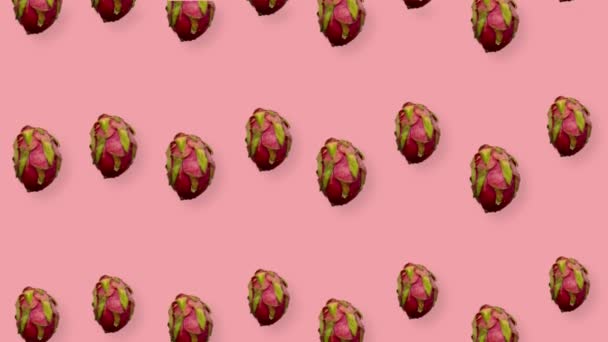 Красочный узор из свежих фруктов дракона на розовом фоне. Бесшовный рисунок с фруктами дракона. Питая. Реалистичная анимация. 4K видео движение — стоковое видео
