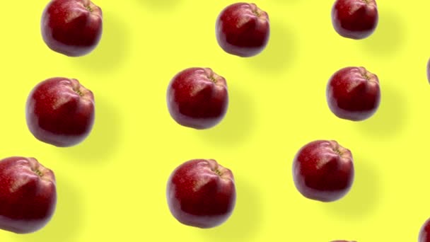 노란색 배경에 새빨간 사과와 그림자가 있는 다채 로운 무늬. 사과를 곁들인 끈적끈적 한 무늬. 리얼리티 애니메이션. 4K 비디오 모션 — 비디오