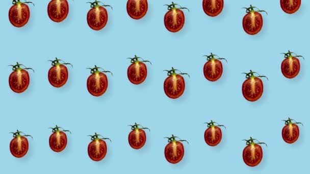 Kolorowy wzór świeżych czerwonych pomidorów na niebieskim tle. Płynny wzór z pomidorem wiśniowym w plasterkach. Realistyczna animacja. Ruch wideo 4K — Wideo stockowe