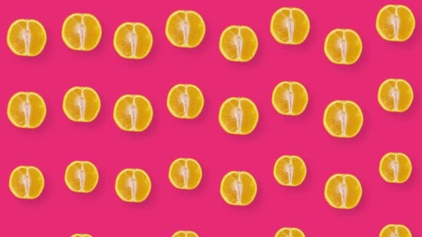 Patrón de fruta colorida de naranja fresca sobre fondo rosa con sombras. Patrón sin costuras con rebanadas de naranja. Animación realista. Movimiento de vídeo 4K — Vídeo de stock