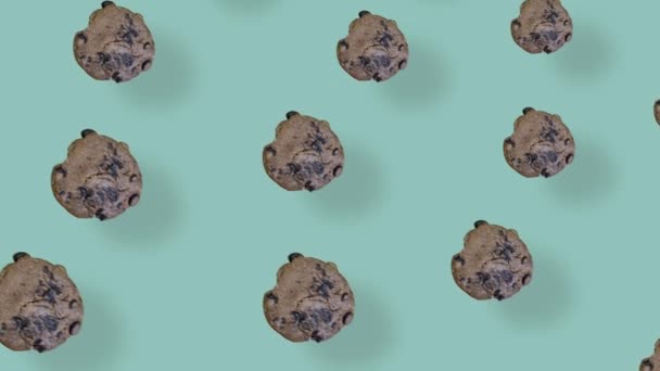 신선 한 초콜릿 칩 쿠키의 화려 한 패턴. 쿠키를 곁들인 무뚝뚝 한 패턴. 팝 아트 디자인. 위에서 본 모습. 리얼리티 애니메이션. 4K 비디오 모션 — 비디오