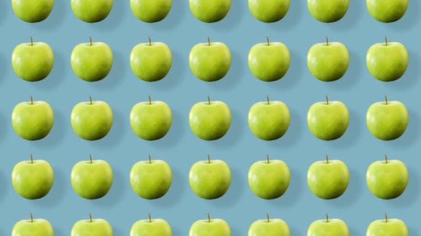 Patrón de fruta verde de manzanas frescas sobre fondo azul con sombras. Patrón sin costuras con manzana. Animación realista. Movimiento de vídeo 4K — Vídeo de stock
