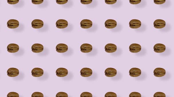 핑크 색 배경 과 그림자가 있는 커피콩의 화려 한 패턴. 커피 원두에 있는 끈적끈적 한 무늬. 위에서 본 모습. 리얼리티 애니메이션. 4K 비디오 모션 — 비디오