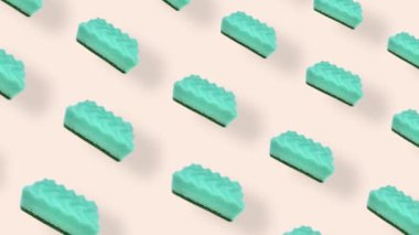 Bej arka planda gölgeli yeşil mutfak süngerleri. Süngerle kusursuz desen. Üst Manzara. Gerçekçi animasyon. 4K video hareketi