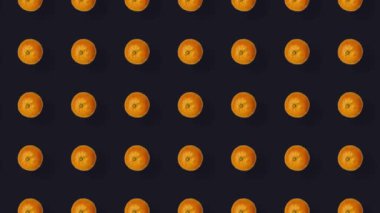 Siyah arka planda taze mandalinaların renkli meyve deseni. Mandalinalı kusursuz desen. Mandalina. Gerçekçi animasyon. 4K video hareketi