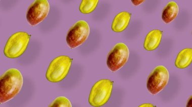 Pembe arka planda gölgeli taze mango renkli meyve deseni. Mangolu kusursuz desen. Gerçekçi animasyon. 4K video hareketi