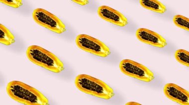 Pembe arka planda gölgeli taze papaya renkli meyve deseni. Papaya ile kusursuz desen. Gerçekçi animasyon. 4K video hareketi