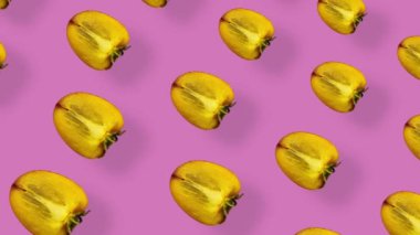 Pembe arka planda gölgeli taze turuncu hurma deseni. Hurma dilimlenmiş kusursuz desen. Gerçekçi animasyon. 4K video hareketi