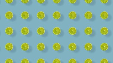 Renkli arka planda tekrarlanan limon deseni. Üst Manzara. Minimum tropikal meyve yaz konsepti. Limon dilimleriyle kusursuz desen. Gerçekçi animasyon. 4K video hareketi
