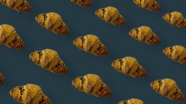 Ay çöreğinin renkli deseni. Kruvasanla kusursuz bir desen. Üst Manzara. Gerçekçi animasyon. 4K video hareketi