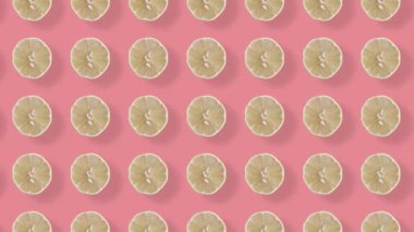 Pembe arka planda gölgeli taze limon renkli meyve deseni. Limon dilimleriyle kusursuz desen. Gerçekçi animasyon. 4K video hareketi
