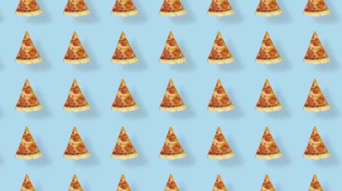 Mavi arka planda gölgeli izole edilmiş renkli pizza deseni. Pizza dilimleriyle kusursuz desen. Üst Manzara. Gerçekçi animasyon. 4K video hareketi