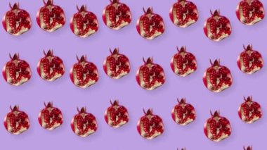 Mor arka planda gölgeli taze kırmızı nar desenli renkli meyve deseni. Nar ile kusursuz desen. Gerçekçi animasyon. 4K video hareketi