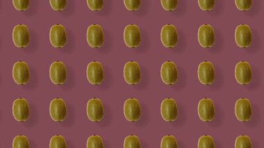 Taze kivinin renkli meyve deseni. Kiviyle kusursuz desen. Gerçekçi animasyon. 4K video hareketi