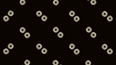 Siyah arka planda izole edilmiş beyaz tuvalet kağıdı yuvarlaklarının renkli deseni. Tuvalet kağıdıyla kusursuz desen. Üst Manzara. Gerçekçi animasyon. 4K video hareketi