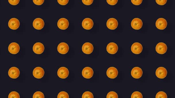 色彩艳丽的新鲜橘子在黑色背景上的花纹。无缝隙图案与橘子。曼达林现实的动画。4K视频运动 — 图库视频影像