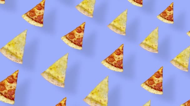 Patrón colorido de pizza aislada sobre fondo púrpura con sombras. Patrón sin costuras con rebanadas de pizza. Vista superior. Animación realista. Movimiento de vídeo 4K — Vídeo de stock