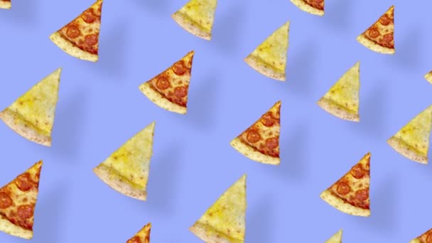 Padrão colorido de pizza isolada em fundo roxo com sombras. Padrão sem costura com fatias de pizza. Vista superior. Animação realista. Movimento de vídeo 4K — Vídeo de Stock