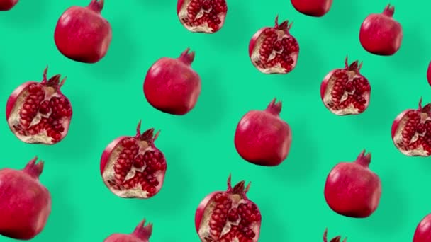 Πολύχρωμο μοτίβο φρούτων από φρέσκα κόκκινα ρόδια σε πράσινο φόντο με σκιές. Χωρίς ραφή μοτίβο με ρόδι. Ρεαλιστική κίνηση. 4K κίνηση βίντεο — Αρχείο Βίντεο