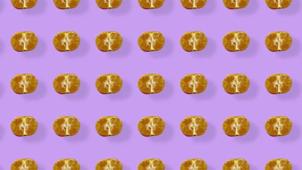 Bunte Fruchtmuster frischer Mandarinen auf violettem Hintergrund mit Schatten. Nahtloses Muster mit Mandarine. Mandarine. Realistische Animation. 4K-Videobewegung — Stockvideo