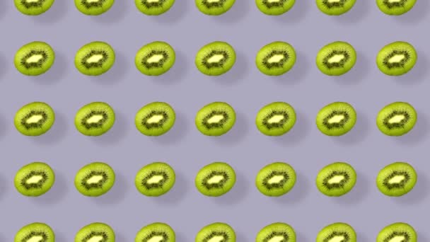 Colorful pattern of kiwi. Top view. Minimal tropical fruit concept. Seamless pattern with kiwi sliced. Realistic animation. 4K video motion — Vídeo de Stock
