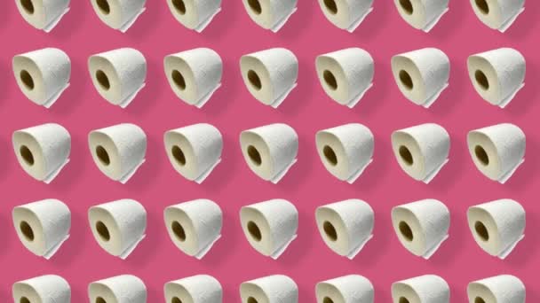 Красочный рисунок рулонов белой туалетной бумаги, изолированных на розовом фоне с тенями. Бесшовный рисунок с туалетной бумагой. Вид сверху. Реалистичная анимация. 4K видео движение — стоковое видео