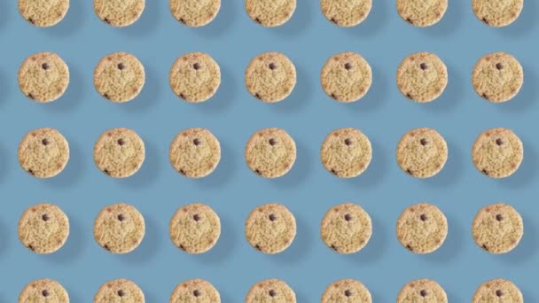 Färgglada mönster av färska chocolate chip cookies. Sömlöst mönster med kaka. Högst upp. Realistisk animation. 4K-videoverk — Stockvideo