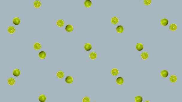 Kolorowy wzór owoców świeżo obracających się zielonych limonek na szarym tle. Płynny wzór z limonką. Realistyczna animacja. Ruch wideo 4K — Wideo stockowe
