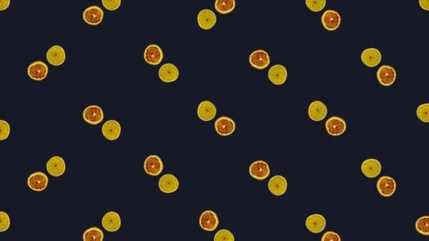 Kolorowy wzór obracających się suszonych grejpfrutów i pomarańczy plastry na czarnym tle. Płynny wzór z suszonymi grejpfrutami i frytkami pomarańczowymi. Projektowanie pop art. Realistyczna animacja. Ruch wideo 4K — Wideo stockowe