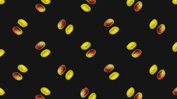 Kleurrijk fruitpatroon van frisse roterende mango op zwarte achtergrond. Naadloos patroon met mango. Realistische animatie. 4K video beweging — Stockvideo