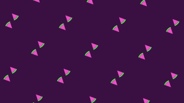 Modèle coloré de tranches de pastèque tournantes sur fond violet. Modèle sans couture avec des tranches de pastèque. Vue de dessus. Concept d'été. Mouvement vidéo 4K — Video