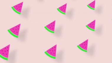 Pembe arka planda gölgeli renkli karpuz dilimleri. Karpuz dilimleriyle kusursuz desen. Üst Manzara. Yaz kavramı. 4K video hareketi