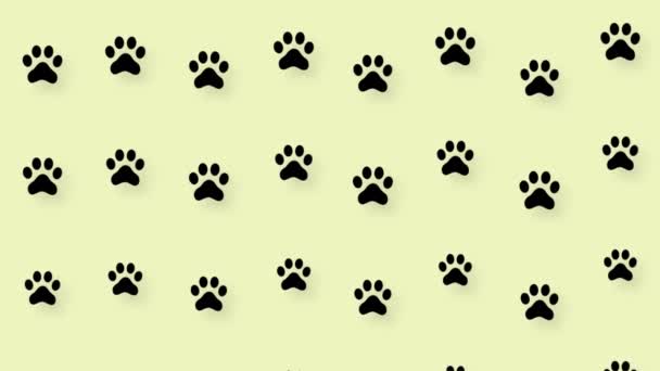 黄色の背景に猫の爪のカラフルなパターン。猫の足でシームレスなパターン。最上階だ。犬猫の足跡の背景。4Kビデオモーション — ストック動画